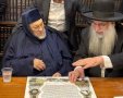 הבאבא ברוך ורבי מאיר אבוחצירא בכתיבת הכתובה. א' מיכאלי