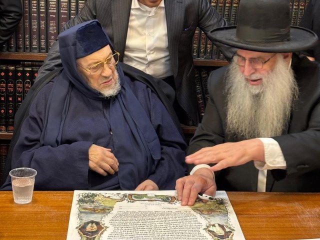 הבאבא ברוך ורבי מאיר אבוחצירא בכתיבת הכתובה. א' מיכאלי