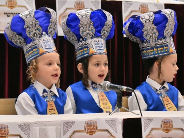 חתני השמחה ב'חומש סעודה' בפיטסבורג. צילום: יהושע פרוכטר