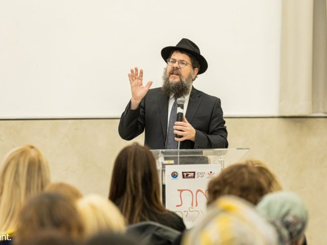 הרב שניאור אשכנזי בכנס. מענדי קורנעט
