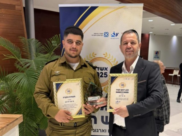 אלי כהן ובנו דוד בקבלת הפרס. המצלם