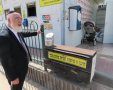 הרב דהן ליד מתקן הגניזה. א' מיכאלי