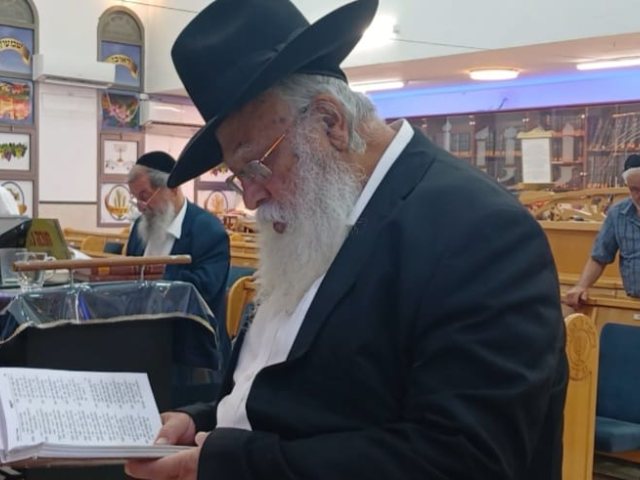 הרב מאיר כהן בתפילת ערבית. א' מיכאלי