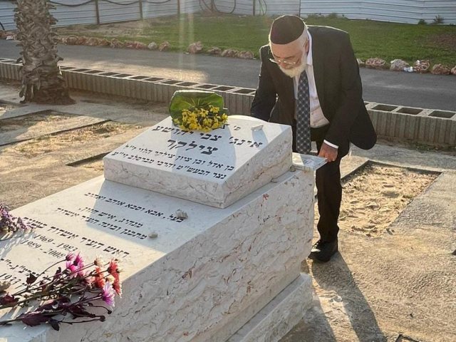 הרב דהן על קברו של צילקר. א' מיכאלי