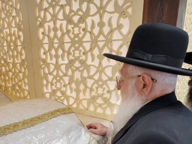 הרב פינטו על ציון המהרח"ו. א' מיכאלי