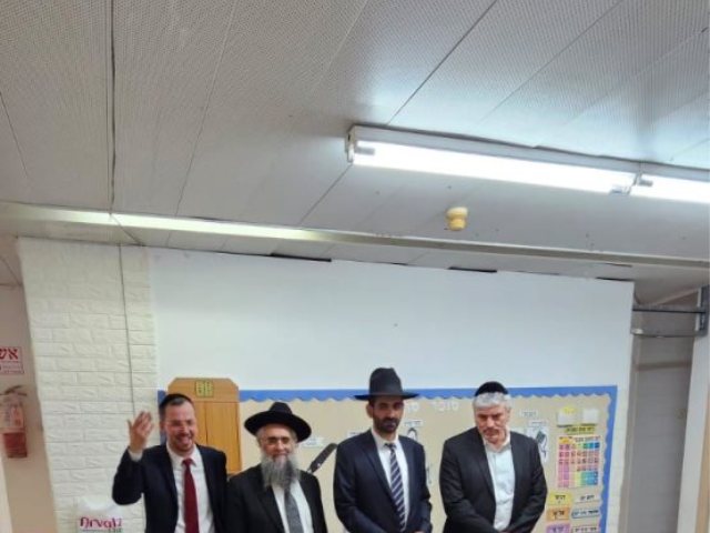 שר הדתות מלכיאלי בסיור עם אמסלם. המצלם