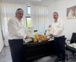 לקראת ראש השנה: 'המרכז למורשת' מחלק מארזי שי לבחורים