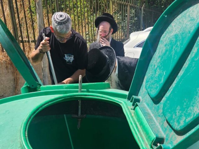 האדמור ברגע מציאת המשניות. מינהלת רובע ח'