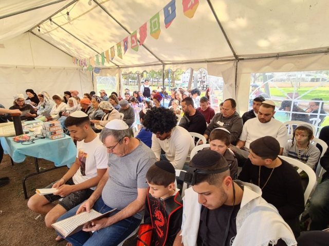 קריאת המגילה בידי שלוחי חבד. בית חבד אשדוד