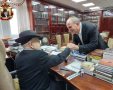 ראש הישיבה הגרמ מזוז מברך את דר לסרי. המצלם