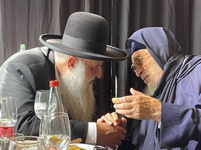 ברכת האדמור. הרב מאיר אבוחצירא עם האדמור רבי ברוך אבוחצירא שליטא. א' מיכאלי
