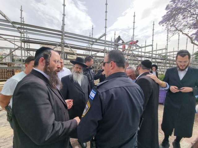 בכירי העיריה בסיור. ללא