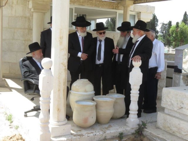 כדי החרס ובהם הגניזה מוטמנים היום בבית העלמין. א' מיכאלי