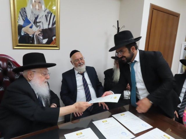 חלוקת תעודות למפקחי העירובין. א' מיכאלי