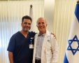 ראש עיר בחלוק לבן. לסרי עם מנהל המיון