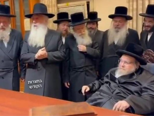 בחצרות הקודש, א' מיכאלי
