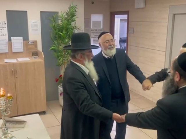 הגרח קלמנוביץ בהדלקת הנר. מ' מיכאלי