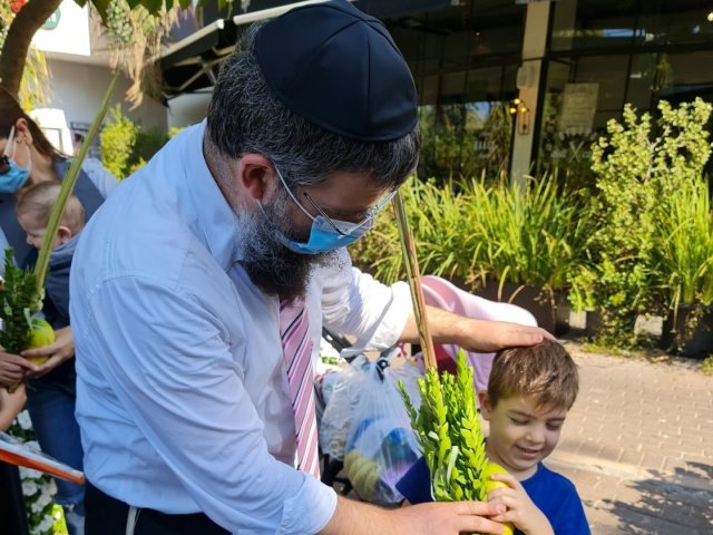 הבן אוחז בארבעת המינים. קרדיט: ישראל קטורזה
