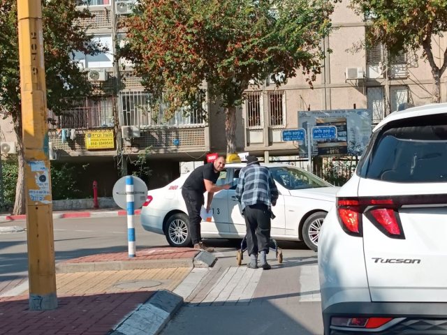 הצעיר מכניס את הקשיש למונית שעליה שילם מיוזמתו. מאיר אוליאל