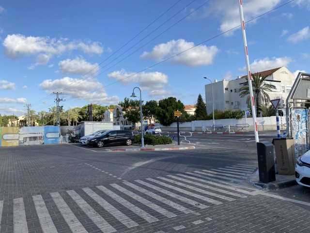 המחסום בכניסה לחניית מתנ"ס רובע ט'