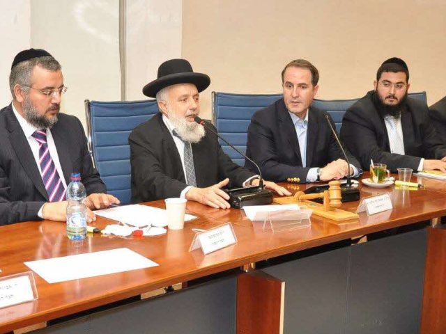 הרב יפרח זצל במעמד הכתרתו של הרב פינטו. ארכיון א' מיכאלי
