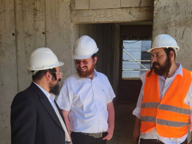 חבר המועצה יהושע טננהויז על רקע הבניין