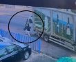 צפו: פותח את רמפת המשאית וגונב את הקורקינט החשמלי (וידאו) 