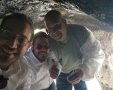 החוקר החרדי ישראל שפירא עם ראש עיריית לוד יאיר רביבו במערה. י. שפירא
