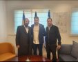 הרב טננהויז עם מנכ"ל משרד התחבורה והמשנה למנכל. המצלם