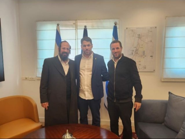 הרב טננהויז עם מנכ"ל משרד התחבורה והמשנה למנכל. המצלם