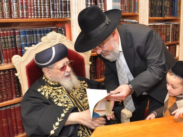 לאורו של מרן. הרב דהן מתברך מהגר"ע זי"ע. צילום: א' מיכאלי