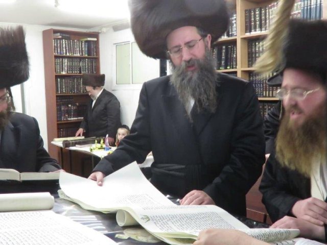 האדמטר מטאלנא בקריאת המגילה. שטקי לרר
