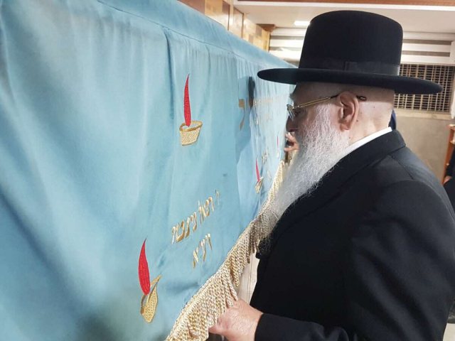 רב העיר רבי חיים פינטו בציון אביו זצל. א. מיכאלי