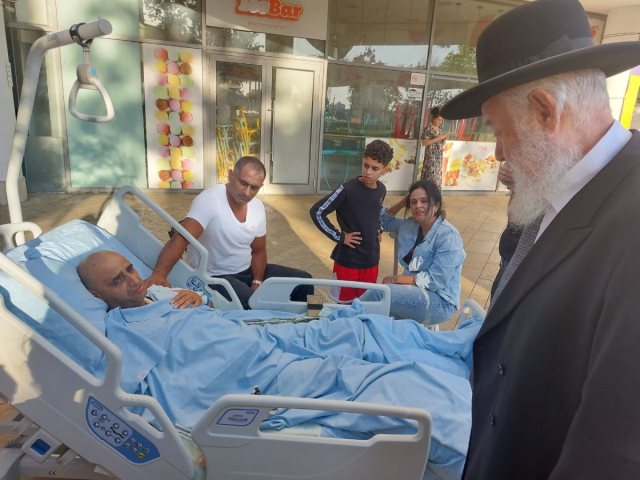 הרב שיינין מבקר את פצועי צהל. מ"ש