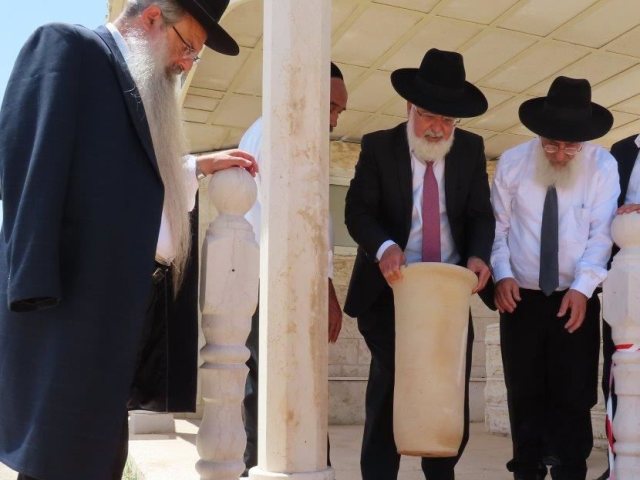 הטמנת כד החרס ובו דברי הגניזה. מ' מיכאלי