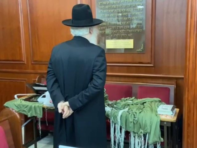 האדמור רבי דוד פינטו עם הציציות. א' מיכאלי
