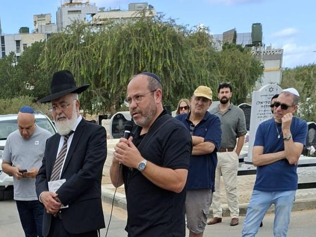 אב החטוף צביקה מור בבית העלמין באשדוד