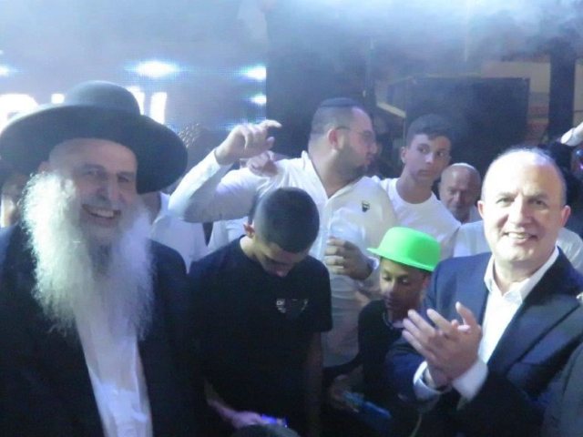 שמחים בשמחת התורה. א' מיכאלי
