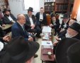 ראש העיר מנחם את בני ראש הישיבה. א' מיכאלי