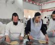 כולנו מסובין: הדומ"ץ הבעלזאי באפיית מצות עם חבר המועצה הסלונימאי