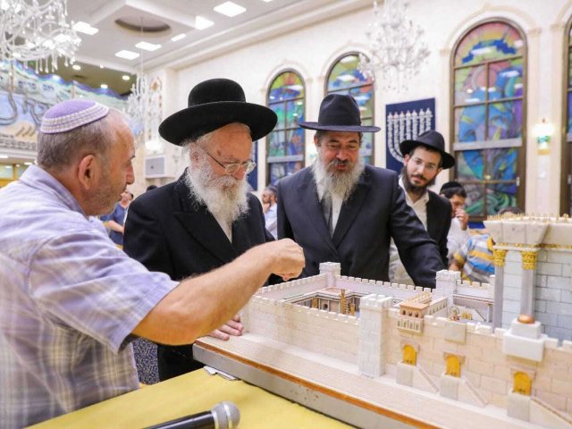 הרב גרוס עם דגם בית המקדש במהלך השיעור. חבד