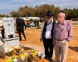 על קברה הטרי - הבן ולדי ועובד בית העלמין אבי דרעי (צילום: אורי קריספין)