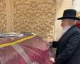 הרב חיים פינטו בתפילה על הציון. א' מיכאלי