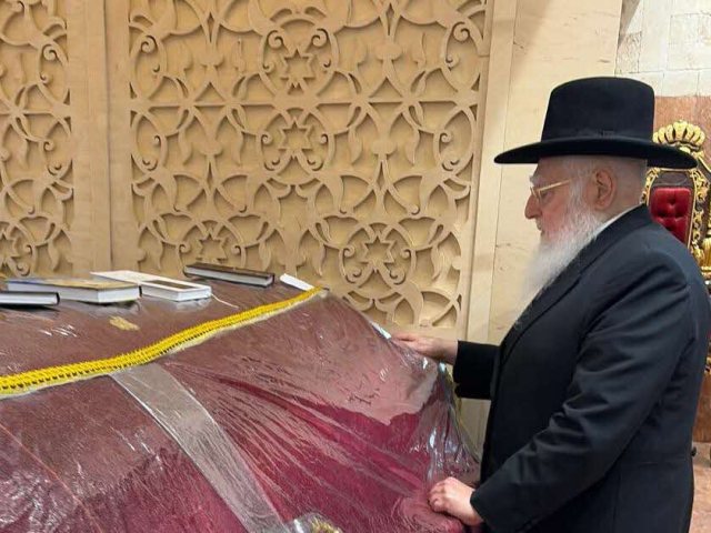 הרב חיים פינטו בתפילה על הציון. א' מיכאלי