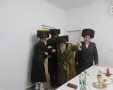 האדמור מויזניץ בריקוד עם הרב טסלר. המצלם