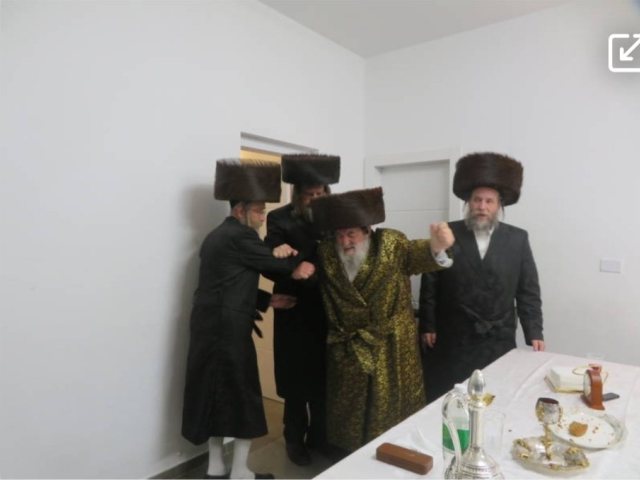 האדמור מויזניץ בריקוד עם הרב טסלר. המצלם